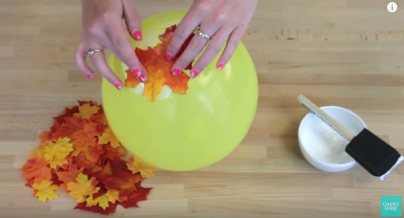 Inizia incollando alcune foglie su un palloncino, il risultato finale vi sorprenderà