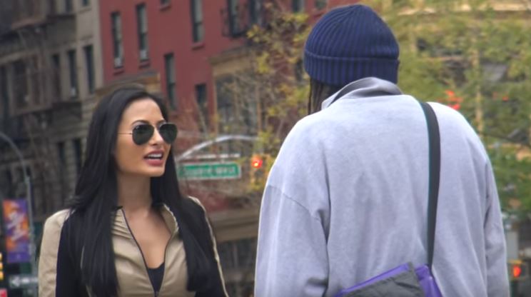 Adesca uomini in strada ma quello che accade appena alza gli occhiali è sorprendente