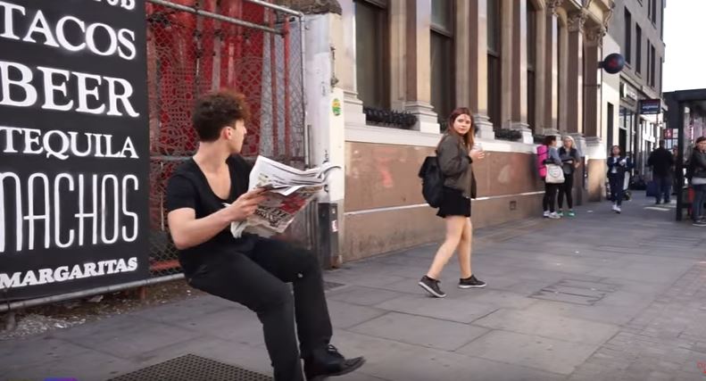 Il trucco della sedia invisibile lascia senza parole i passanti