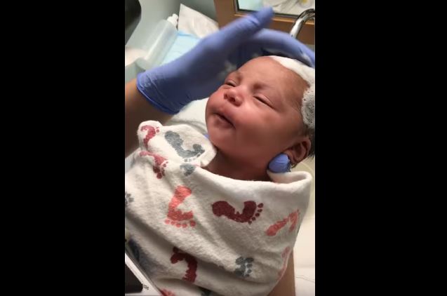 Lavano i capelli a una neonata, il video conquista il web