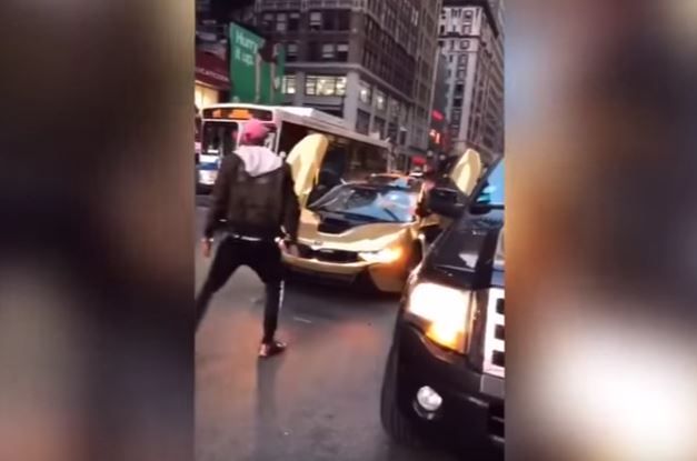 Star di Youtube blocca il traffico, la reazione dell’automobilista è violentissima