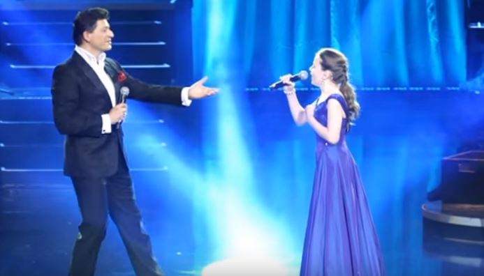 Questa ragazzina riesce a rubare la scena al cantante con più esperienza