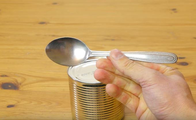 Come aprire una lattina senza apriscatole – Video