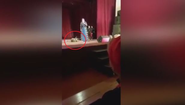 Ballerino muore sul palco, il pubblico ride e  applaude – Video