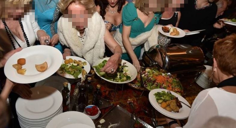 Si spacciano per giornalisti per mangiare gratis ai buffet