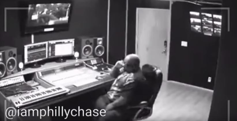 Il telefono gli esplode in faccia, paura per il rapper