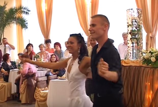 Sposi ballano sulle note di “Dirty Dancing” – Video