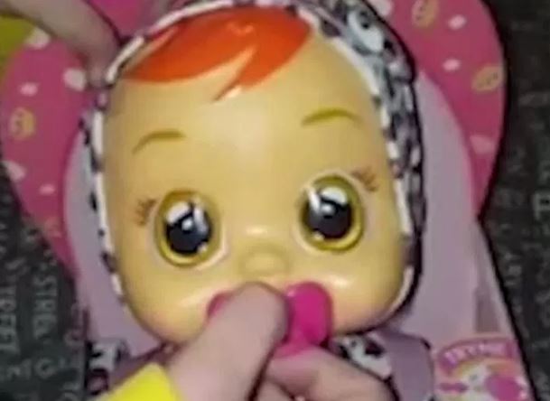 Compra una bambola alla figlia, quello che scopre la lascia senza parole