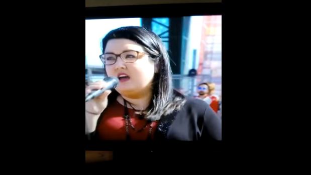 Ferrari Day, la cantante lirica non conosce l’inno di Mameli e inventa