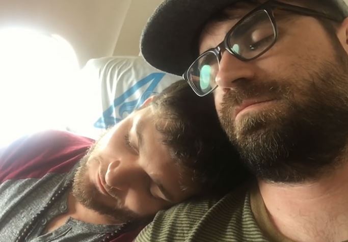 I genitori pensano che il figlio sia gay, lui li prende in giro con questo video