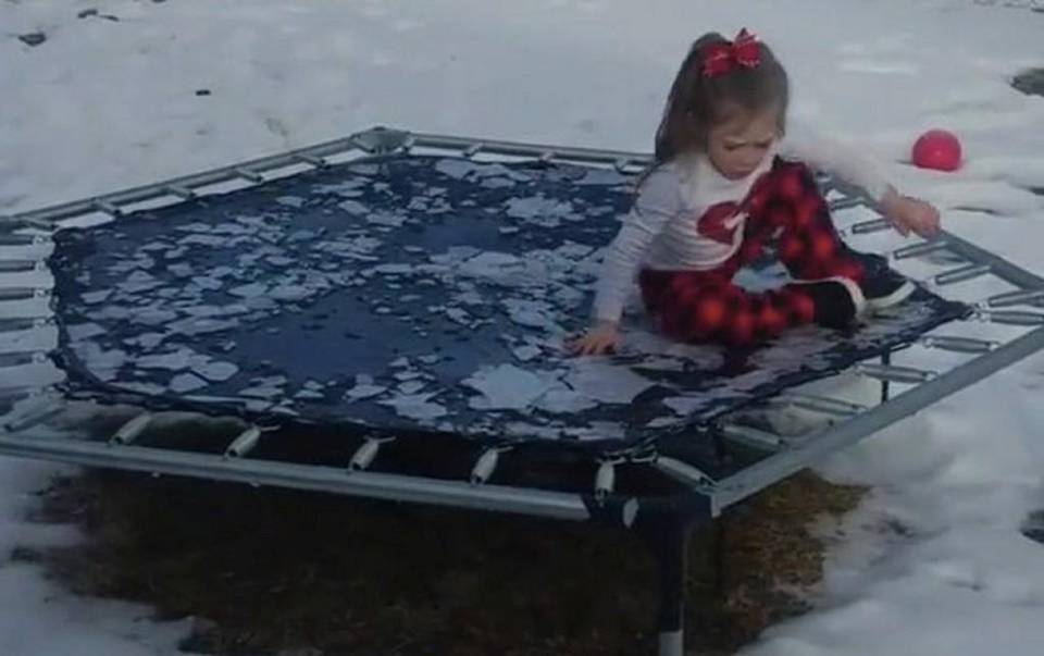 Bimba salta sul tappeto elastico ghiacciato e diventa una star del web