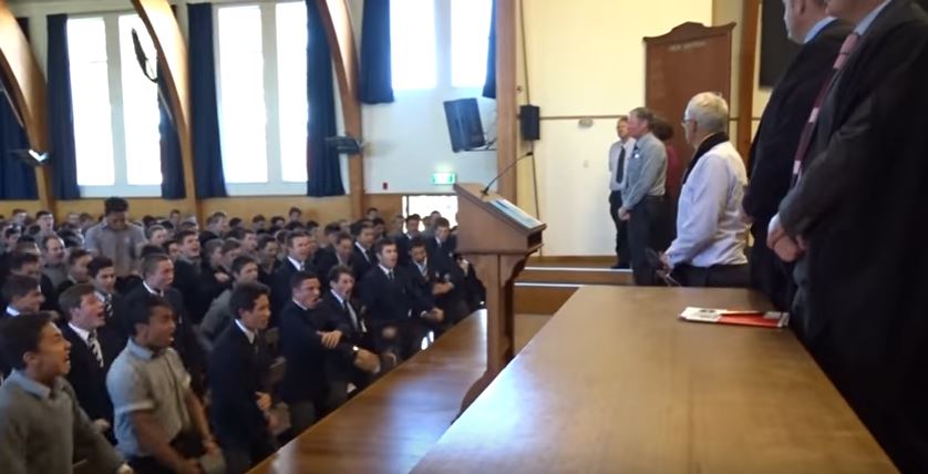 Insegnante va in pensione, il saluto degli studenti è spettacolare