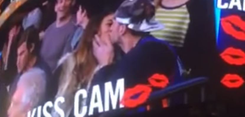 Kiss-cam: il fidanzato la ignora, lei bacia un altro – Video
