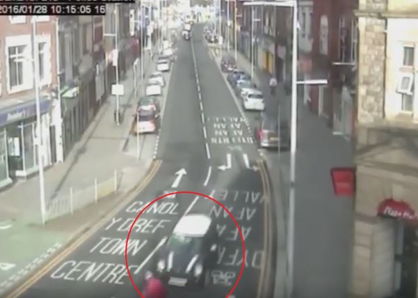 18enne si distrae e travolge un uomo con l’auto, la causa dell’incidente deve far riflettere