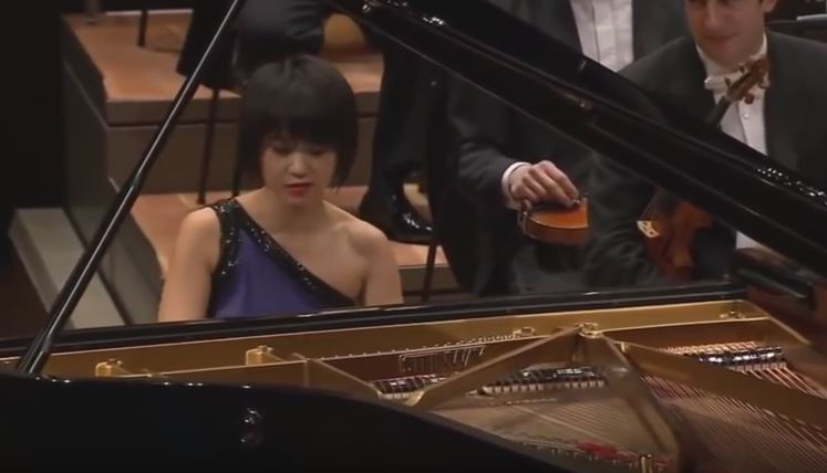 Pianista cinese reinterpreta Mozart, la sua performance è virale