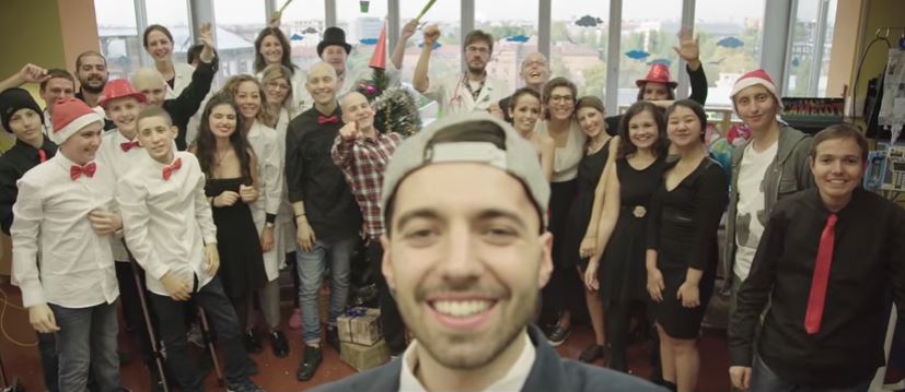 La canzone di Natale dei ragazzi della Pediatria oncologica commuove la rete