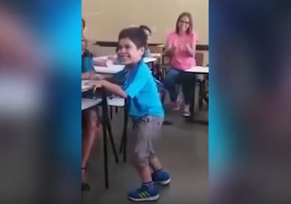 Bimbo paralizzato dalla poliomielite cammina per la prima volta – Video