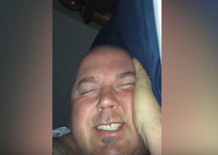 Non riesce a dormire per colpa del marito, il motivo è esilarante