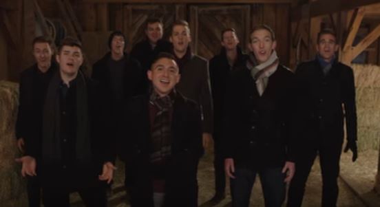 Cantano un classico di Natale, ma le loro voci creano una melodia unica