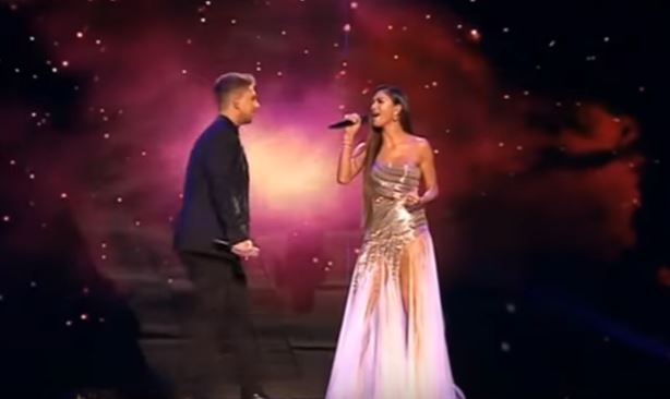 X Factor UK, il vincitore cade a terra per l’emozione – Video