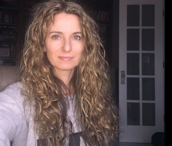 Madre di 4 figli costruisce una casa da sola con l’aiuto dei tutorial su Youtube