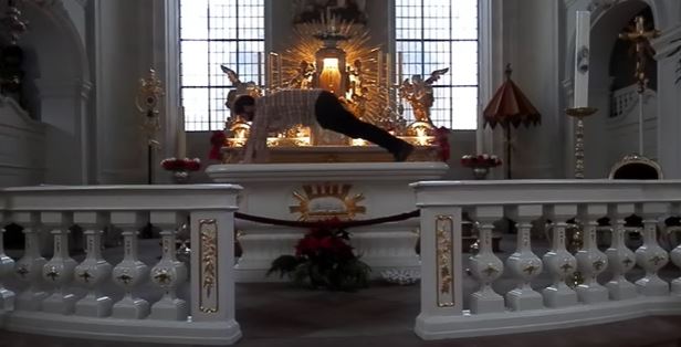 Flessioni sull’altare, la performance costa cara all’artista