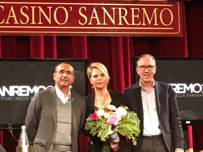 Sanremo 2017, la conferenza stampa: “Maria De Filippi partecipa gratis”