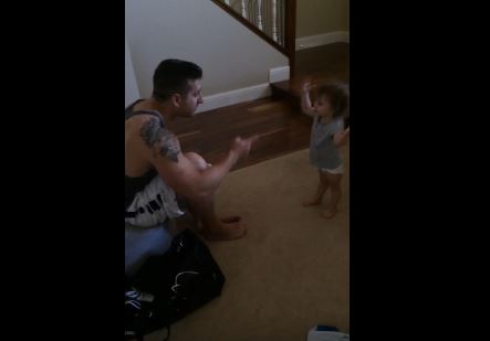 Padre e figlio ‘discutono’ animatamente, il video è esilarante