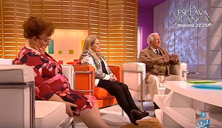 L’ospite si addormenta in diretta tv, quello che fa il conduttore è esilarante