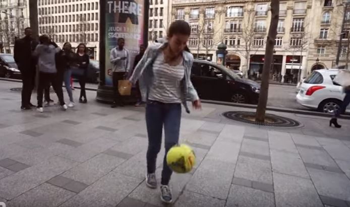 Una ragazza sfida i passanti a toglierle la palla, quello che accade è incredibile