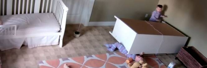 Resta intrappolato sotto una cassettiera, il fratello gemello lo salva