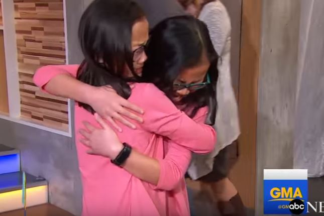 Separate alla nascita, due gemelline cinesi si abbracciano dopo 10 anni