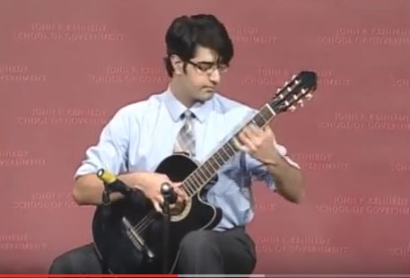 Il mago della chitarra si esibisce a Harvard, la sua performance è incredibile
