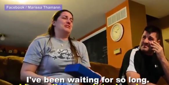 Riceve un regalo speciale dalla figlia adottiva, impossibile trattenere le lacrime