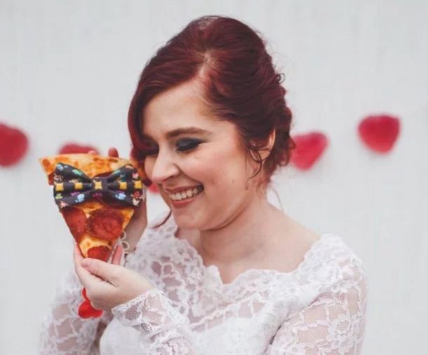 A 18 anni sposa una pizza: “Ci siamo scambiati gli anelli”