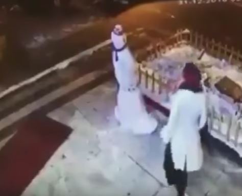 Distrugge il pupazzo di neve dei bambini, ma il karma la punisce