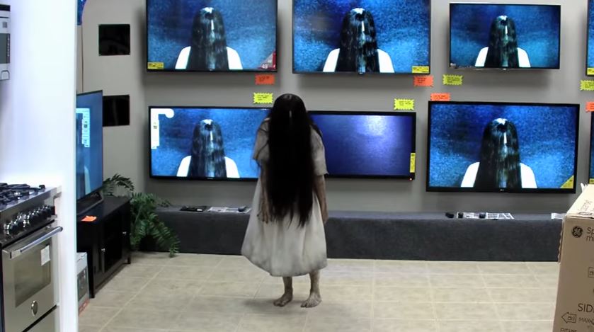 The Ring 3: Samara sbuca dalla tv e terrorizza i clienti di un negozio
