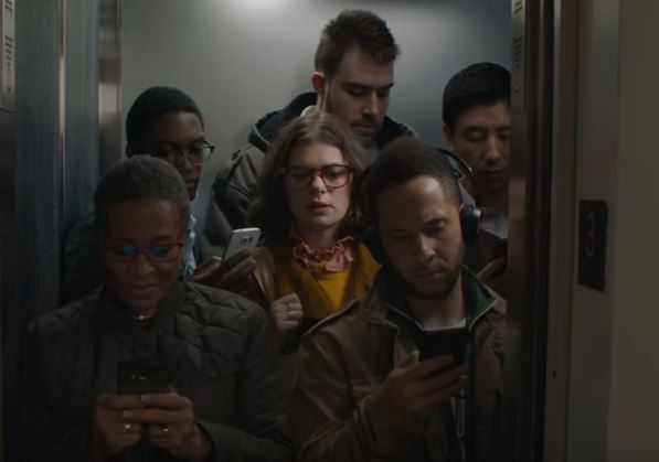 Ecco perchè le persone dovrebbero mangiare insieme senza tecnologia di mezzo