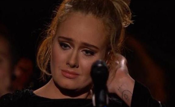 Adele e il tributo George Michael, la cantante si emoziona e sbaglia