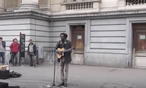 Una donna si fa spazio tra la folla e si unisce all’artista di strada