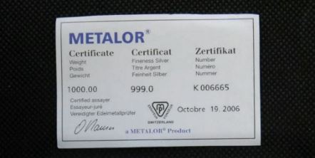 Sposta il divano durante un trasloco e fa una scoperta sconvolgente