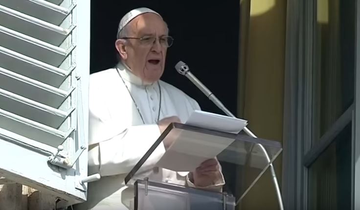 Anche Papa Francesco canta “Occidentali’s Karma’ – Video
