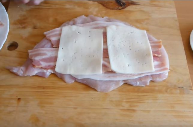 Avvolge le uova in prosciutto, formaggio, pancetta e pollo: la ricetta è da leccarsi i baffi