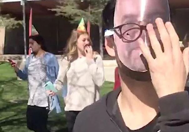 Sorpresa per il compleanno del professore, ma lui reagisce male