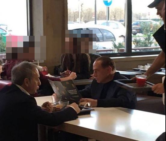 Berlusconi al McDonald’s di Segrate, la foto è un cult della rete
