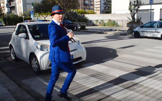 “La dura vita del ballerino della Tim”, online un nuovo episodio