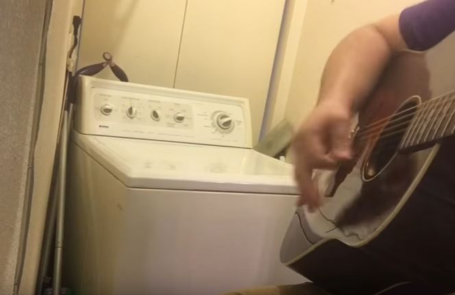Chitarrista duetta con la lavatrice, il video è virale