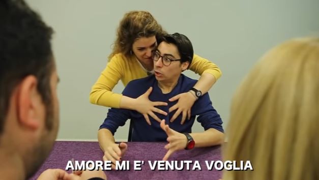 “Amore, lo facciamo qui?”, le donne e il sesso nello sketch de “I Soldi Spicci”