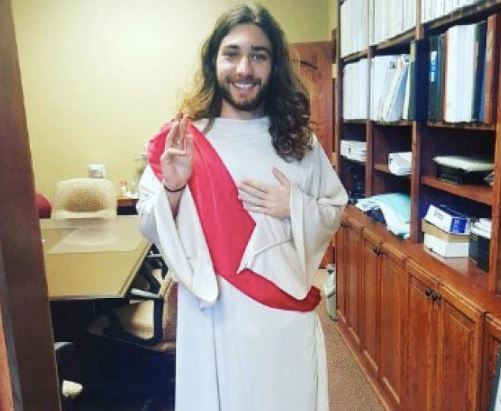 Cerca l’anima gemella su Tinder vestito da Gesù