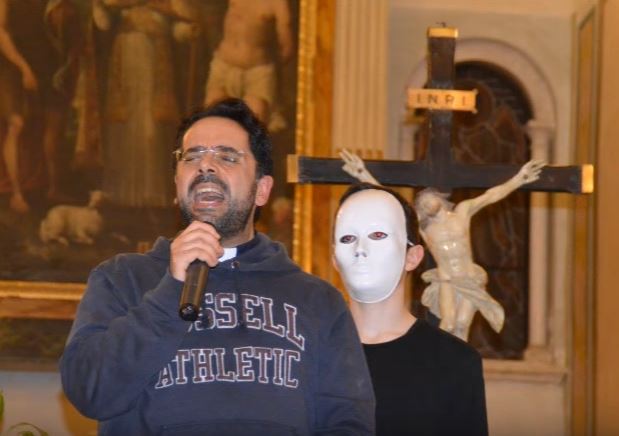 Occidentali’s Karma, online la parodia di un sacerdote